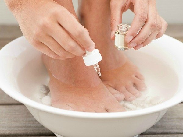 If you suffer from dry, cracked heels, this collection of DIY exfoliating foot scrubs and soaks is for you. We\'ve rounded up 10 fabulous homemade recipes that use natural ingredients you probably already have at home - listerine, peppermint, epsom salt, coconut oil, coffee, sugar, etc. - that are not only relaxing, but that will effortlessly slough off dead skin, leaving you with gorgeous feet year-round!